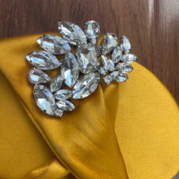 Marc Fisher Gallery Sandals mustard yellow Satin size 6 never worn - Picture 3 of 5